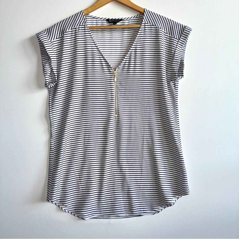 Express Black & White Striped Blouse V-Neck Zip Front Size Medium Office Siren